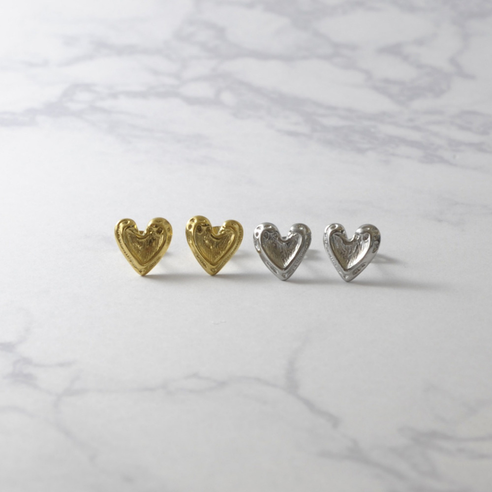 マットカラーハートピアス